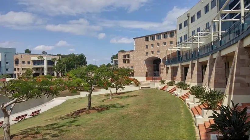 Grüner und moderner Campus der Bond University mit beeindruckender Architektur.