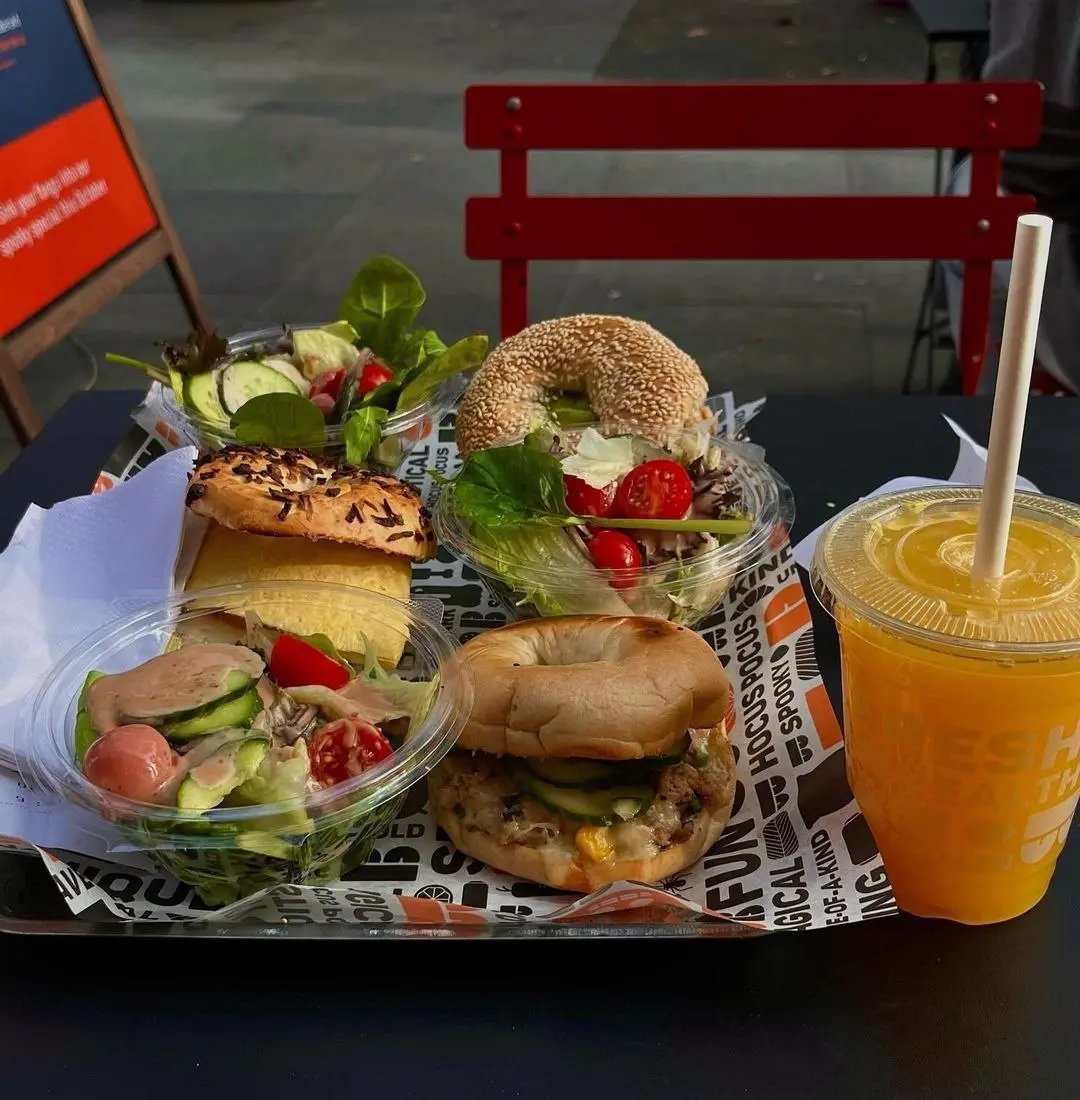 Frisches Essen und Getränke in einem Café in der Nähe der University of Westminster.