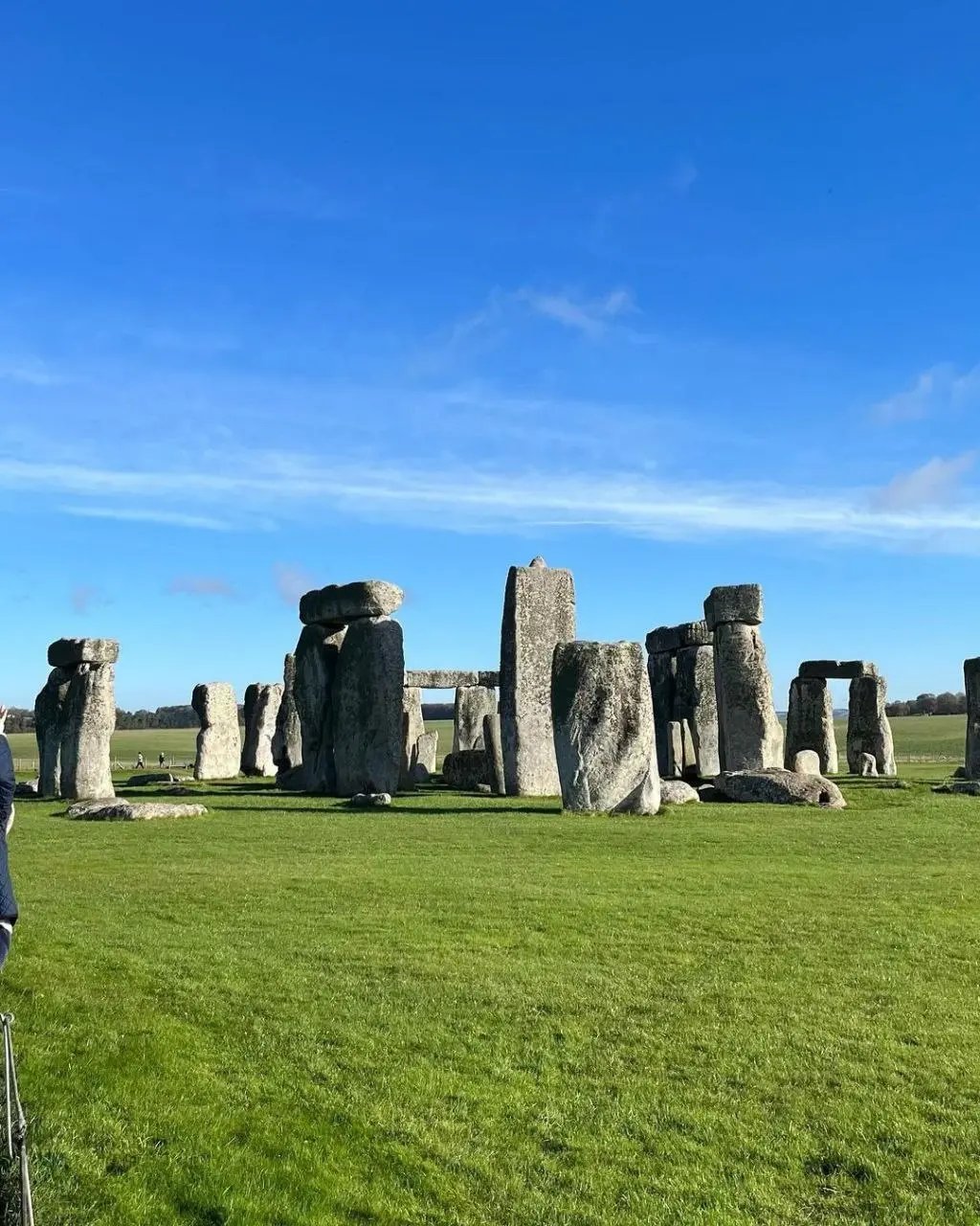 Historisches Stonehenge-Monument bei klarem Himmel, Großbritannien.