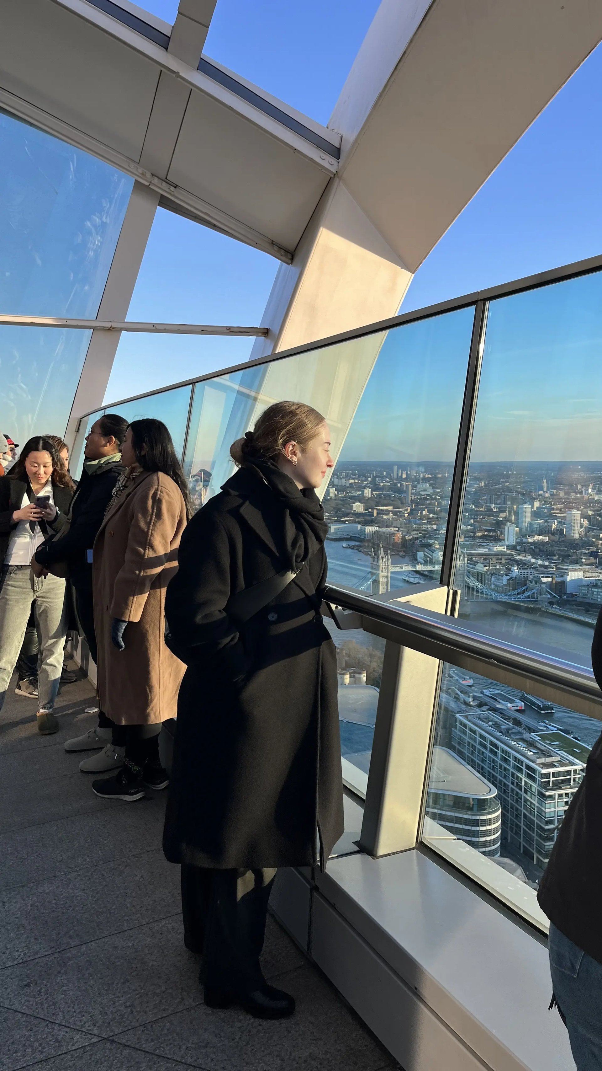 Panoramablick auf London und die Tower Bridge aus einem hohen Gebäude, Großbritannien.