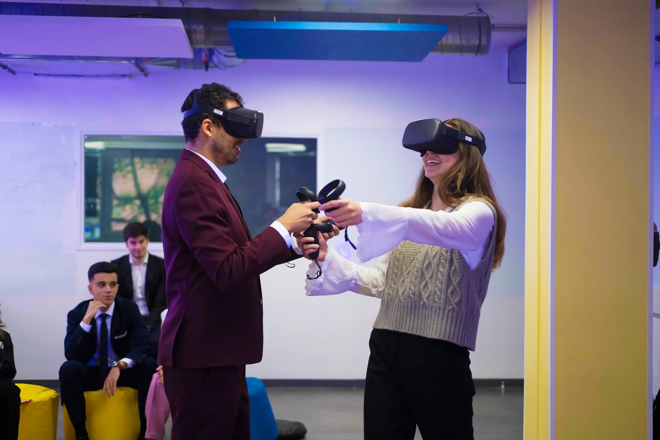 Studierende der  Paris School of Business mit Virtual Reality Brillen.