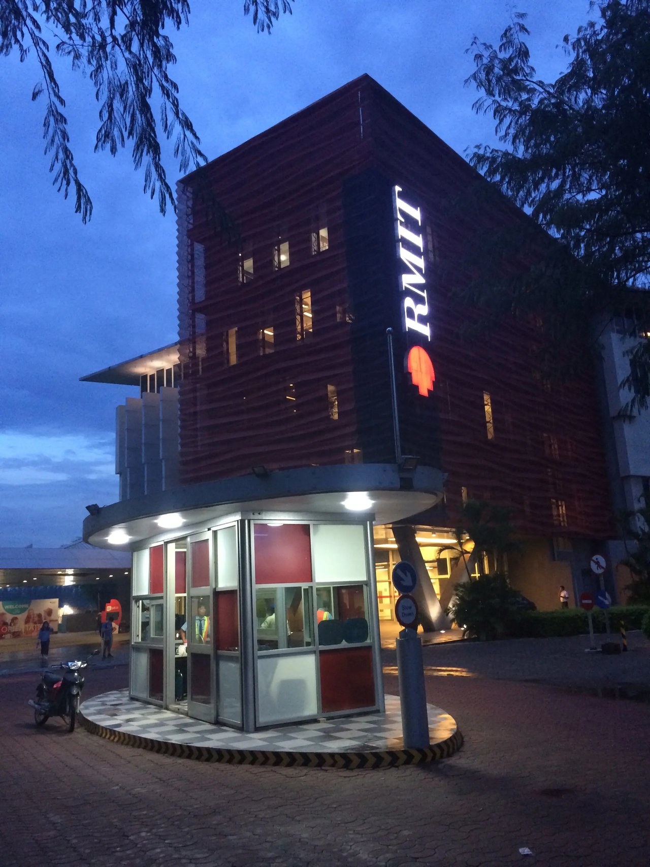 Das beleuchtete Hauptgebäude der RMIT University Vietnam bei Nacht.