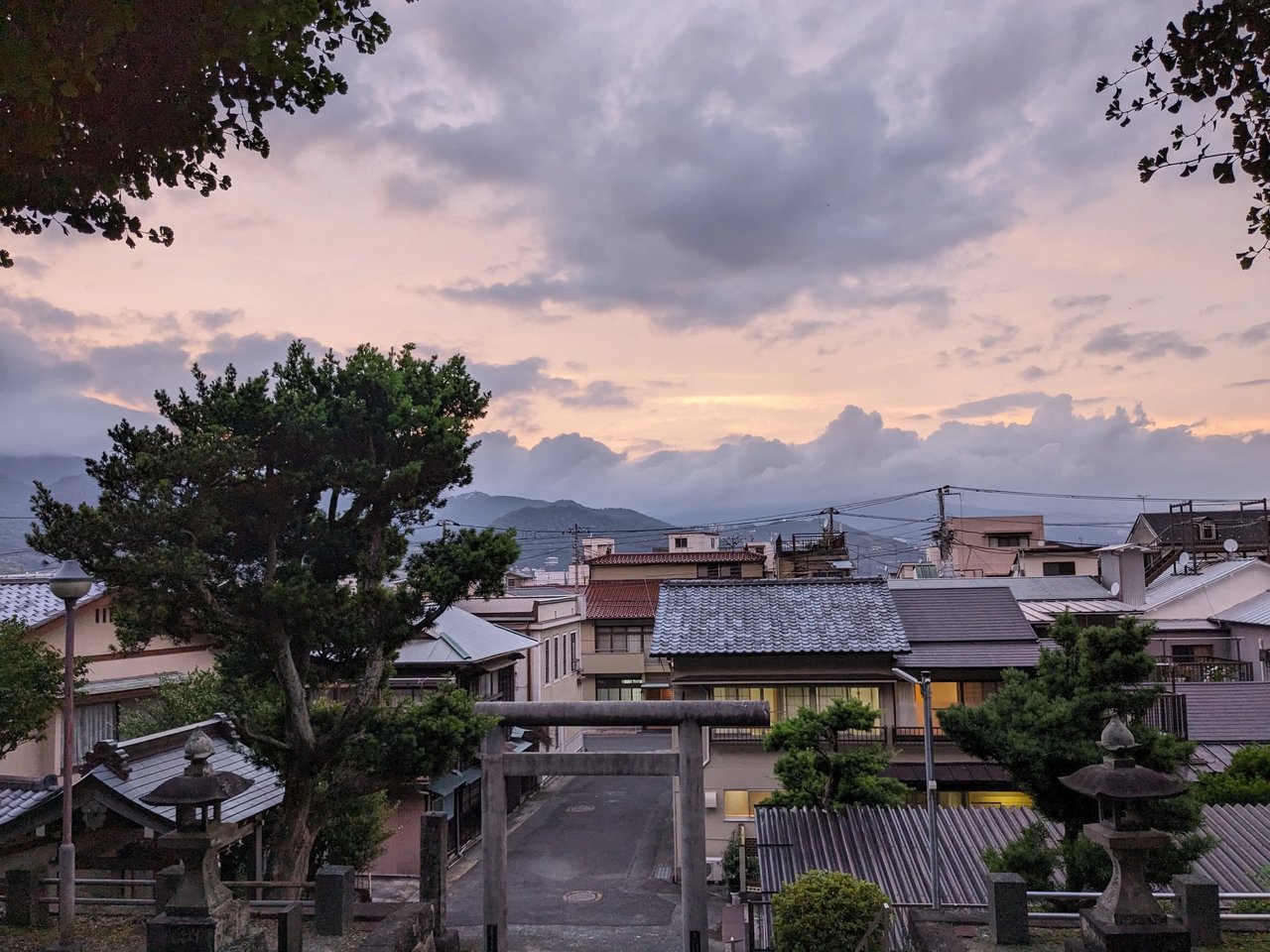 Traditionelle japanische Häuser mit Berglandschaft bei Sonnenuntergang in Yamanashi, Japan.