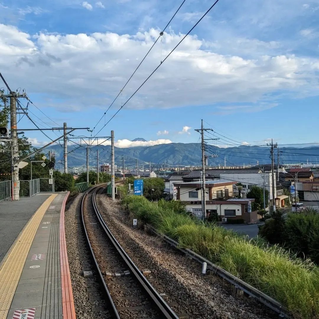 Bahngleise mit Blick auf die japanische Landschaft und den Fuji.