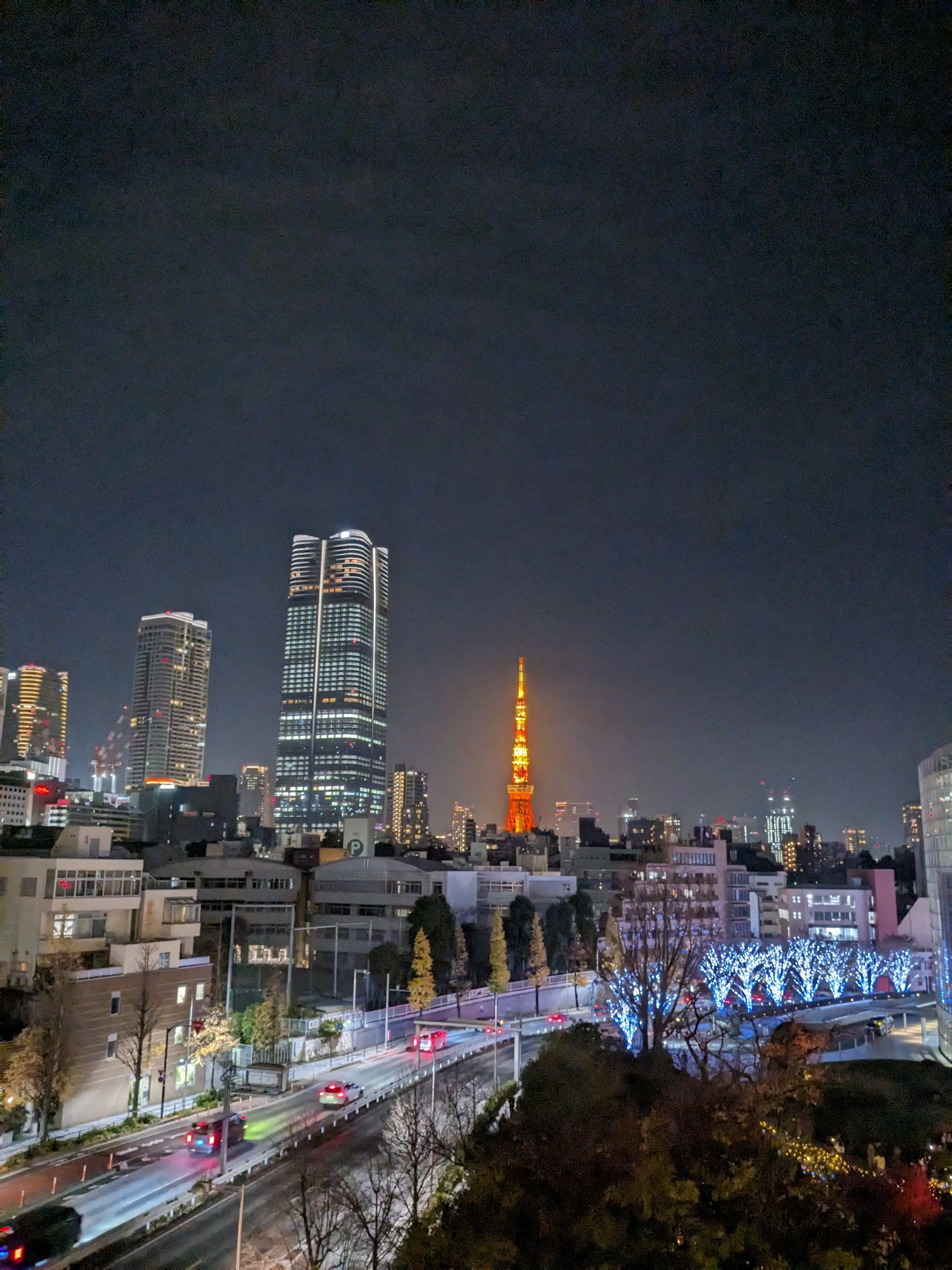 Beleuchtete Skyline von Tokio bei Nacht mit Tokyo Tower, Japan.