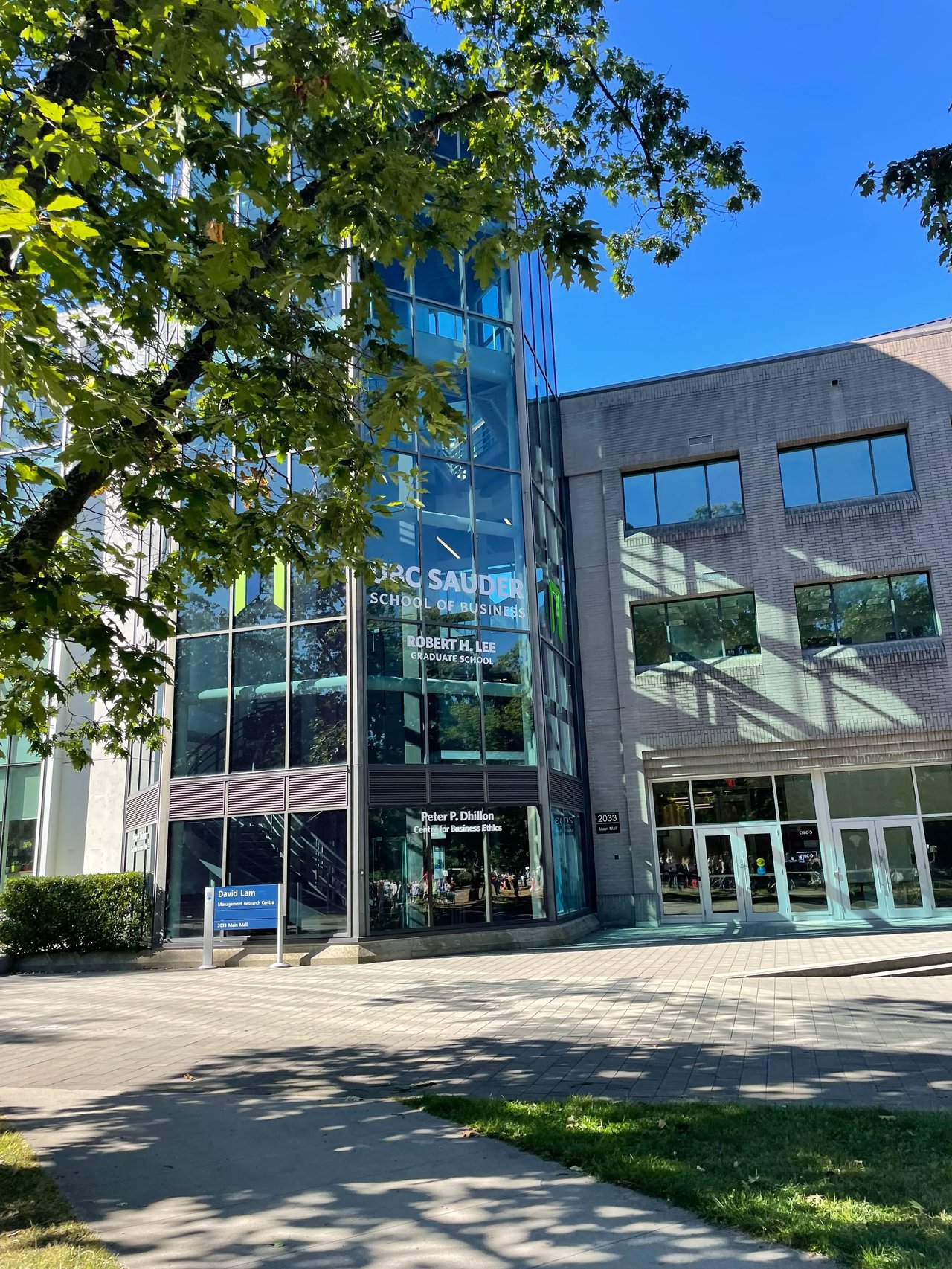 Moderne Glasfassade der UBC Sauder School of Business in Vancouver, Kanada.