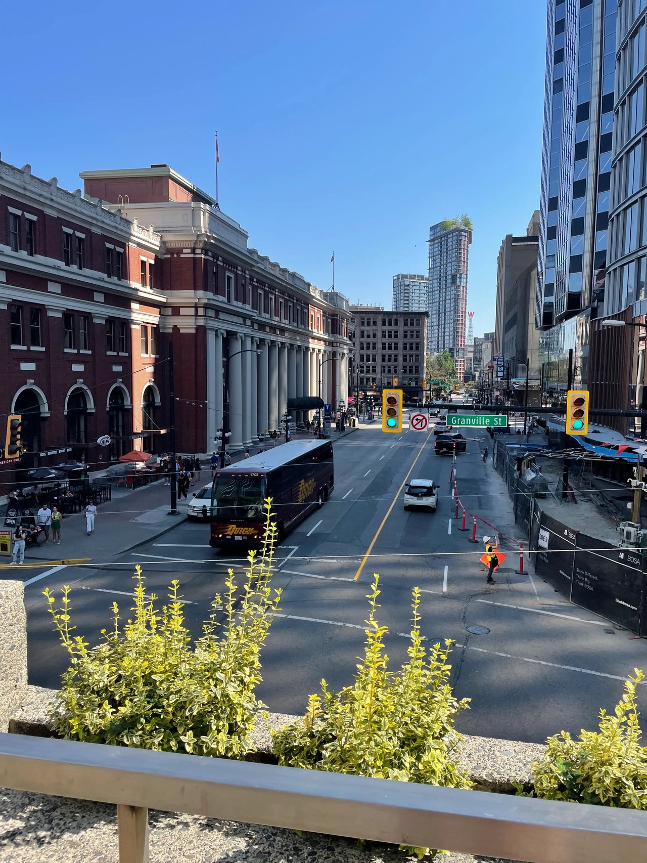 Lebendige Granville Street in Vancouver mit historischem Gebäude und urbanem Flair.