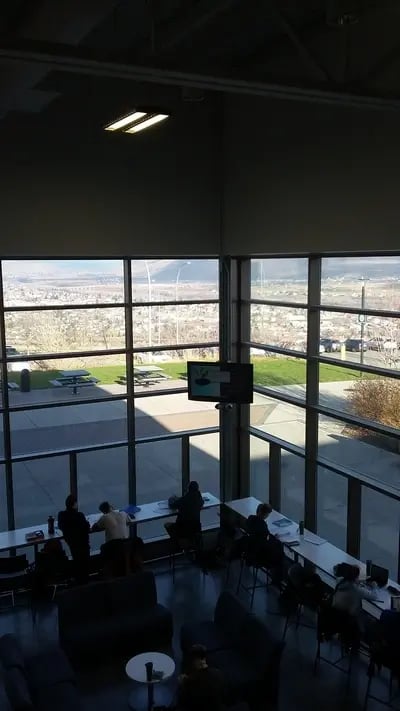 Innenansicht eines modernen Gebäudes mit großen Glasfenstern auf dem Campus der Thompson Rivers University.