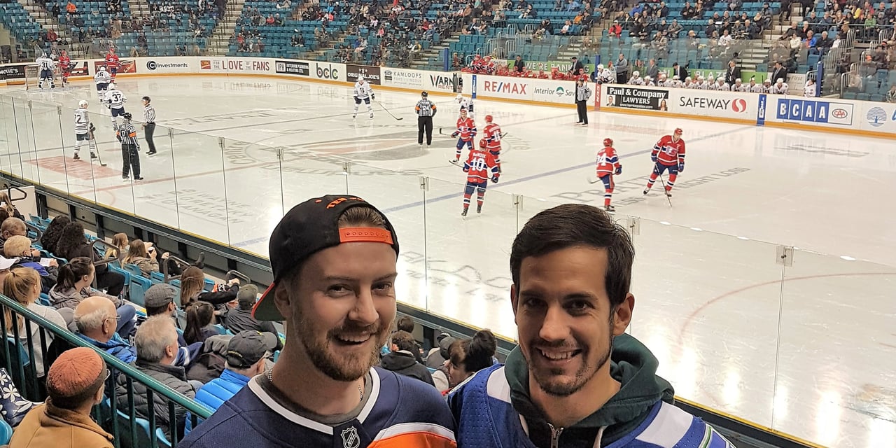 Zwei Studenten der Thompson Rivers University vor einem Eishockeyspiel in Kanada.