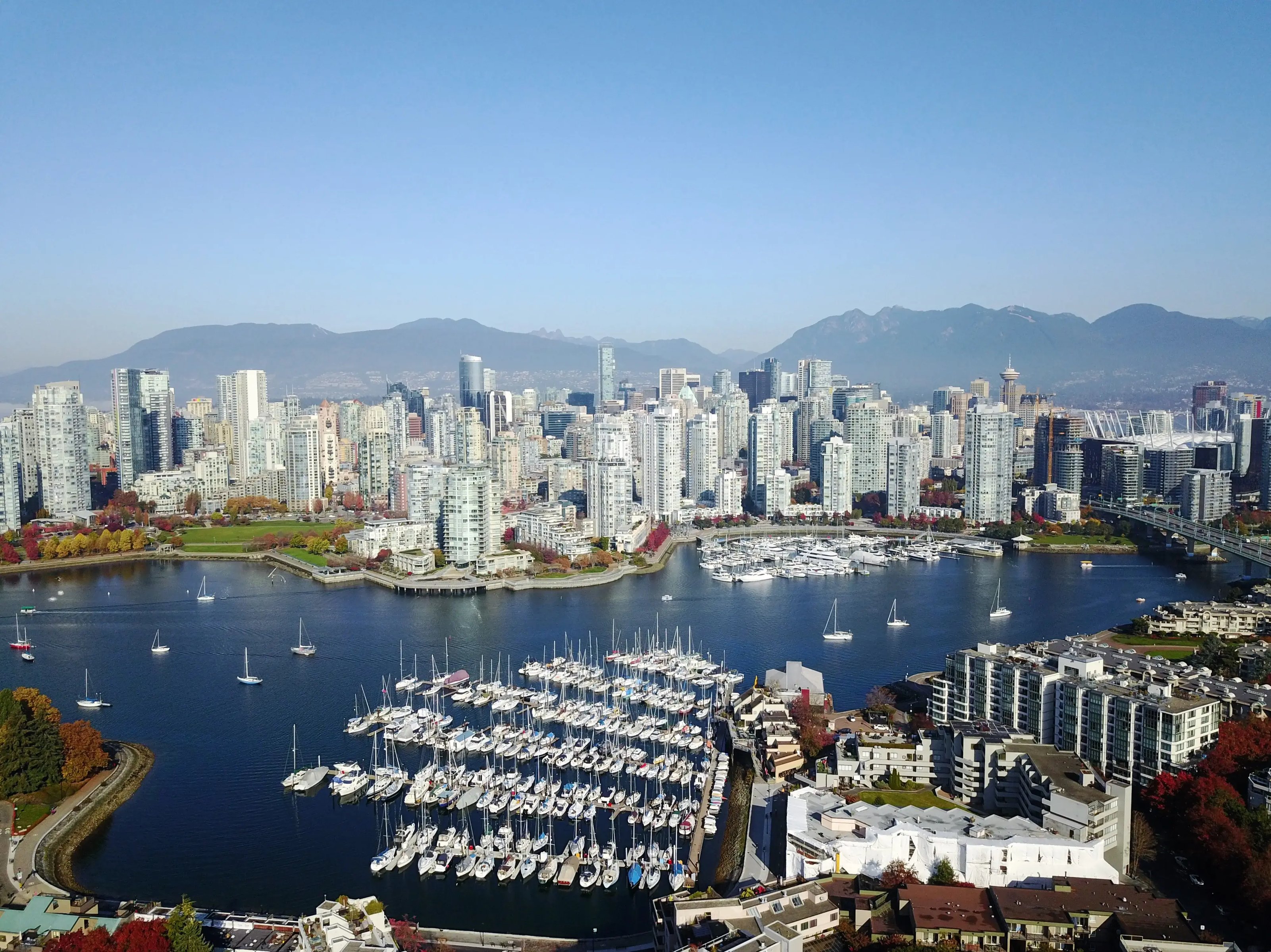 Die Hafenstadt Vancouver, Kanada mit den Bergen im Hintergrund.