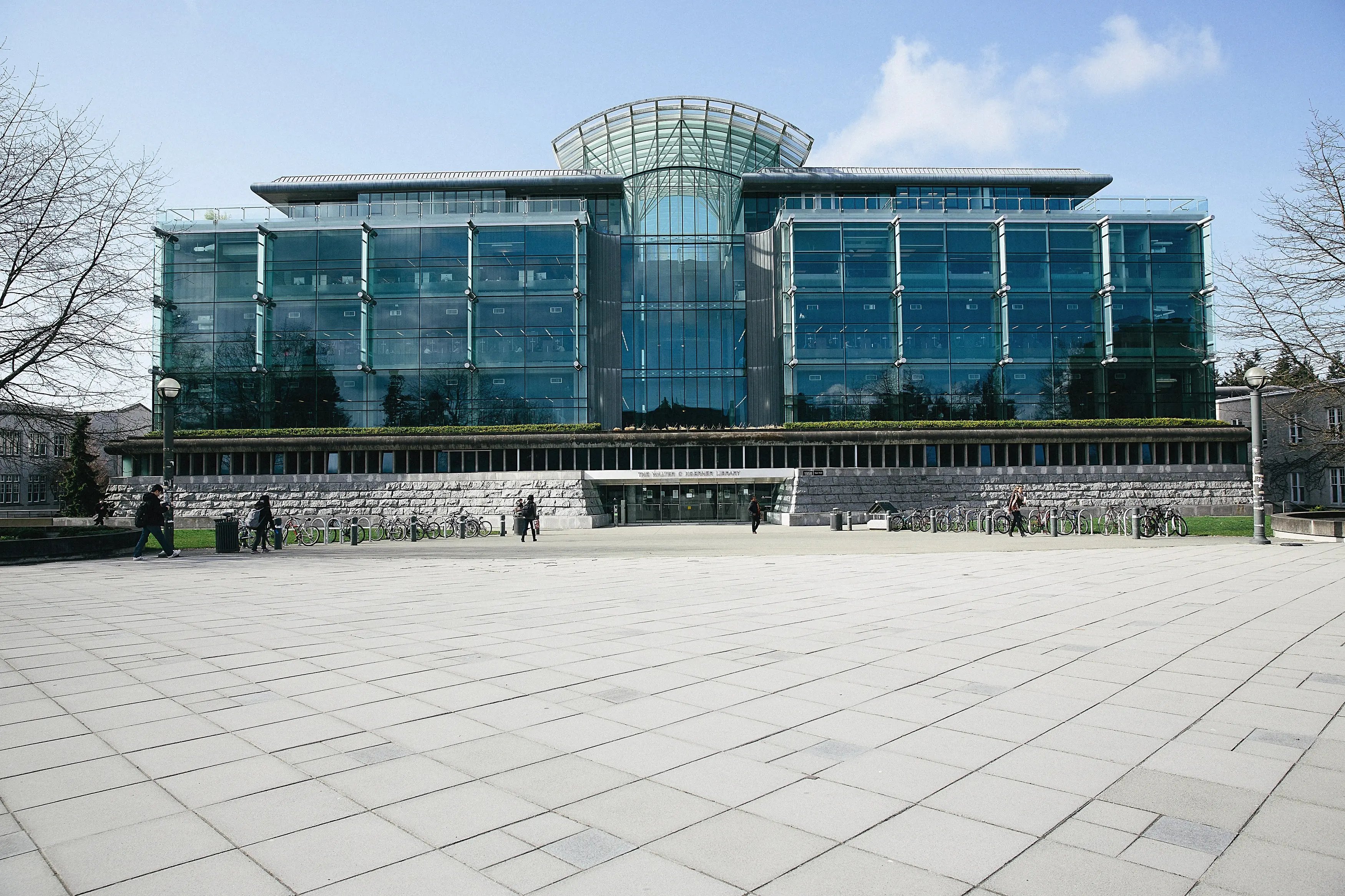 Die moderne Glasfassade eines Gebäudes der University of British Columbia in Vancouver, Kanada, mit einem großen Vorplatz.