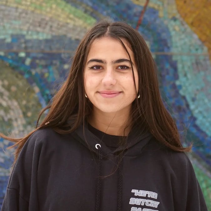 Lucía Henrich Payá, Team Assistant bei IEC Online, steht lächelnd vor einer bunten Mosaikwand. Lucía Henrich Payá, Team Assistant bei IEC Online, steht lächelnd vor einer bunten Mosaikwand.