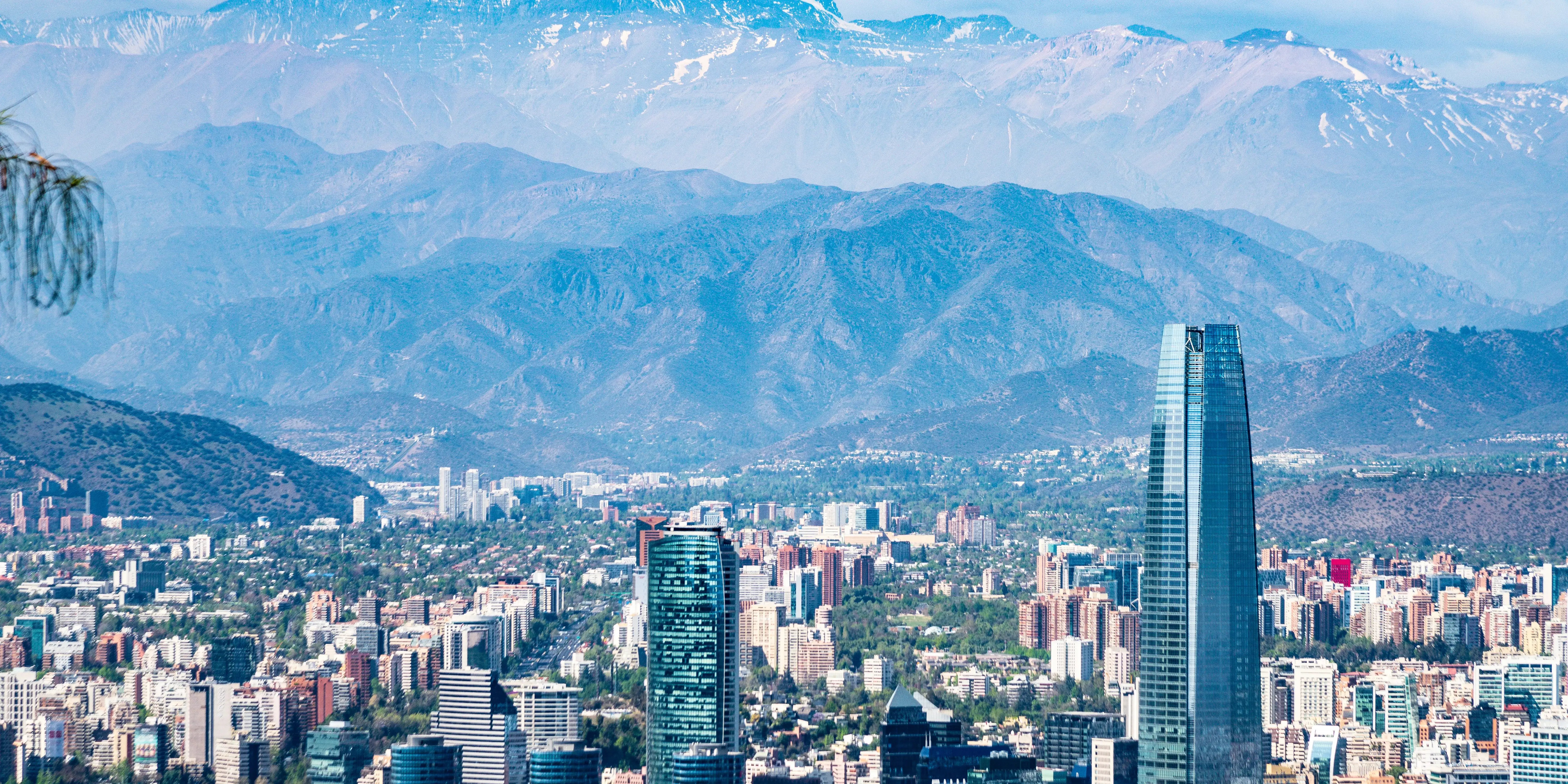 Aussicht über die Stadt Santiago de Chile mit riesigen Bergen im Hintergrund