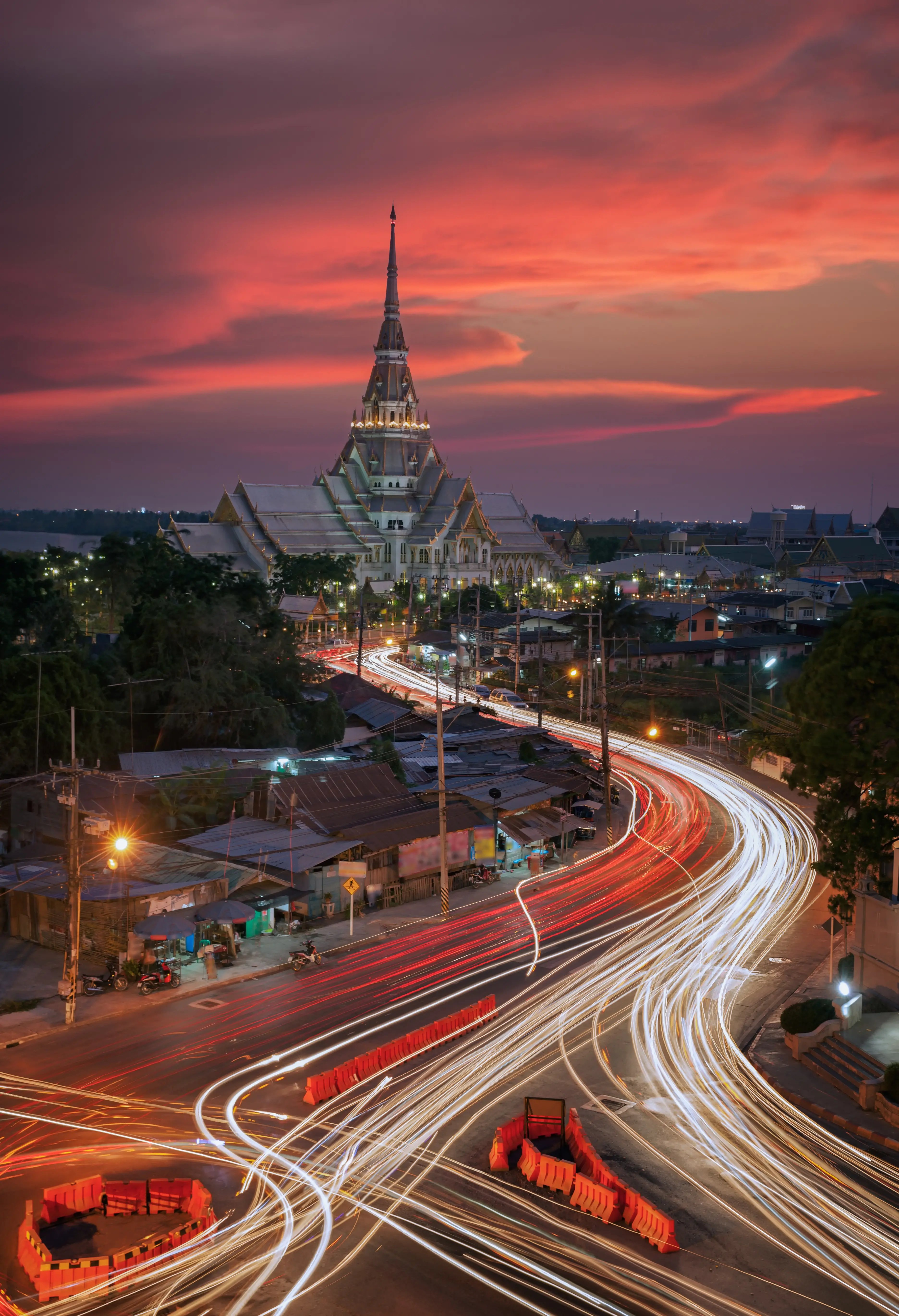 Nachtaufnahme einer beleuchteten Tempelanlage in Bangkok nahe der Siam University.