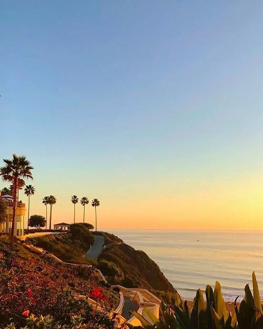 Sonnenuntergang an der Küstenpromenade von San Diego mit Palmen und einer friedlichen Atmosphäre.