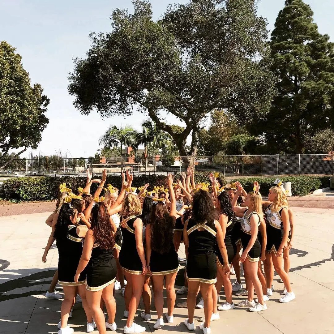 Cheerleading-Team bei einer Teamaktivität auf dem Campus der California State University Long Beach.