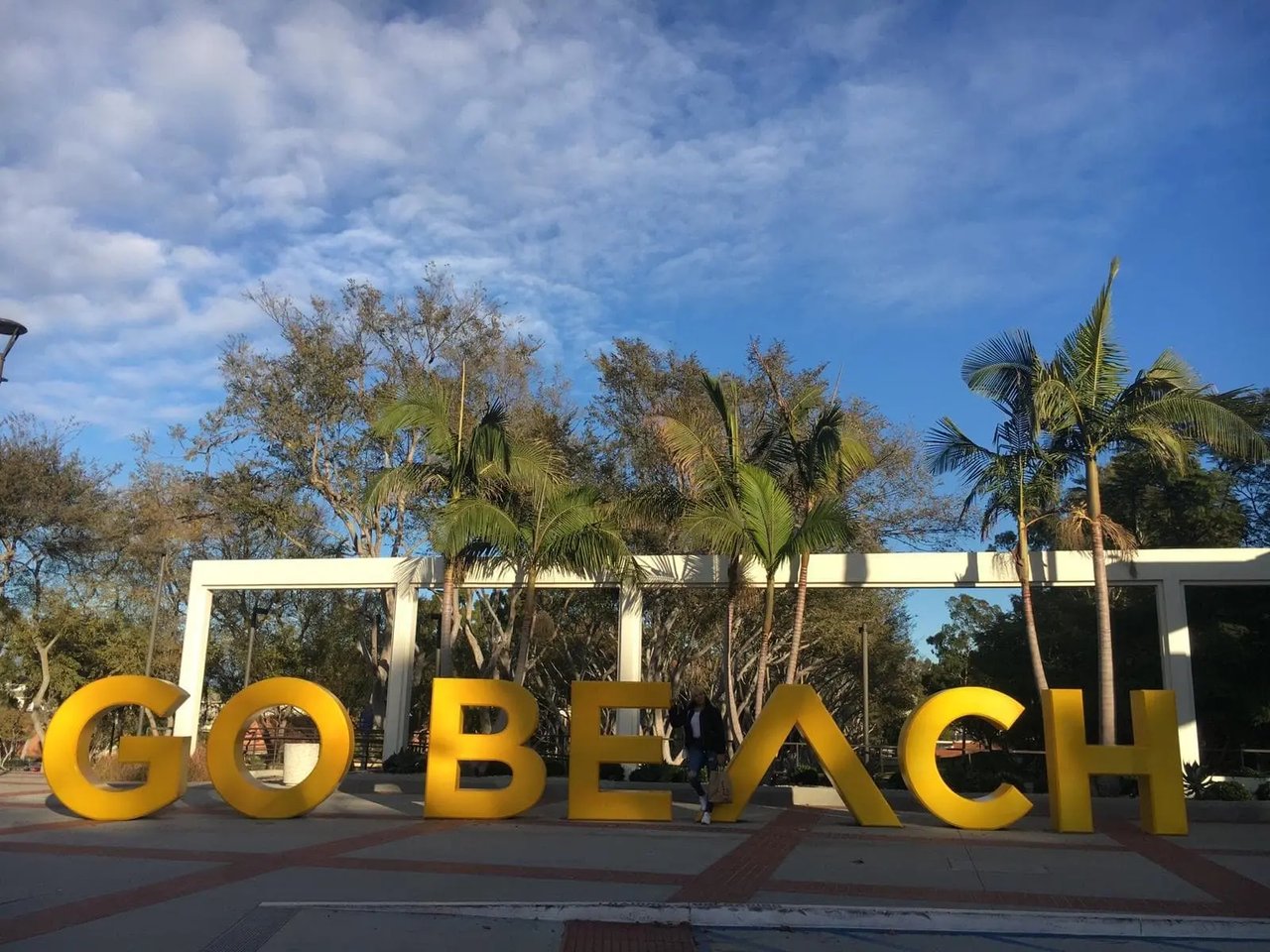 Eingang der California State University Long Beach mit dem berühmten 'Go Beach'-Schriftzug.