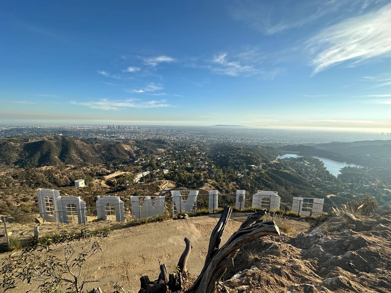 Aussicht auf das Hollywood-Schild in Los Angeles mit blauem Himmel im Hintergrund.