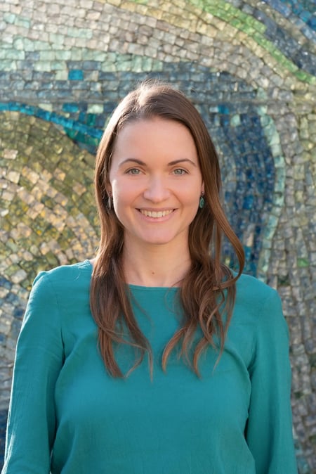 Veronika Thiel, Content Marketing Manager bei IEC Online, posiert lächelnd vor einer bunten Mosaikwand. Veronika Thiel, Content Marketing Manager bei IEC Online, posiert lächelnd vor einer bunten Mosaikwand.