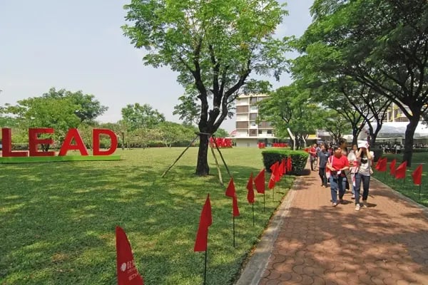 Studierende laufen am Campus der RMIT Vietnam entland