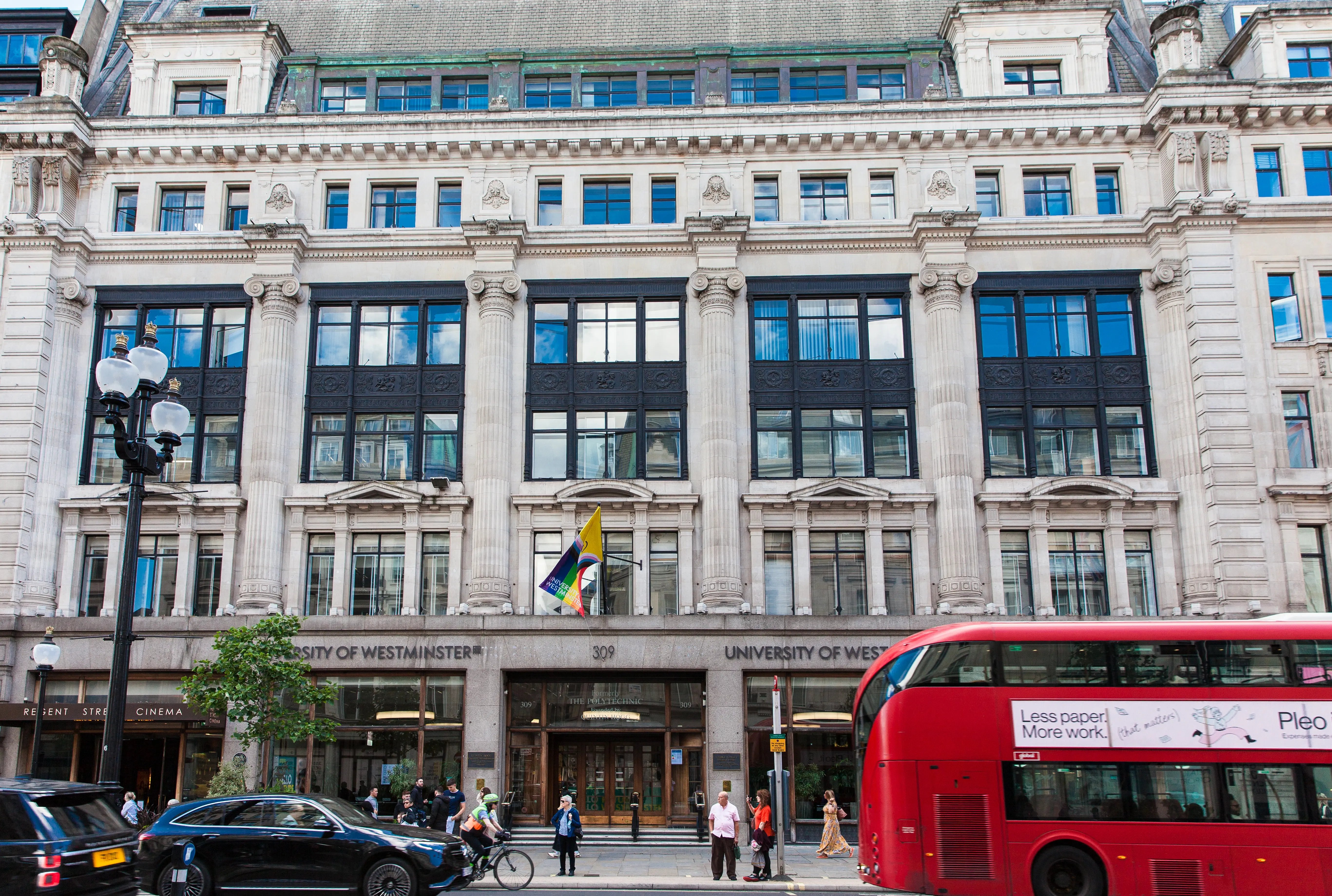 Gebäude der University of Westminster mit klassischen Säulen und roten Londoner Bussen