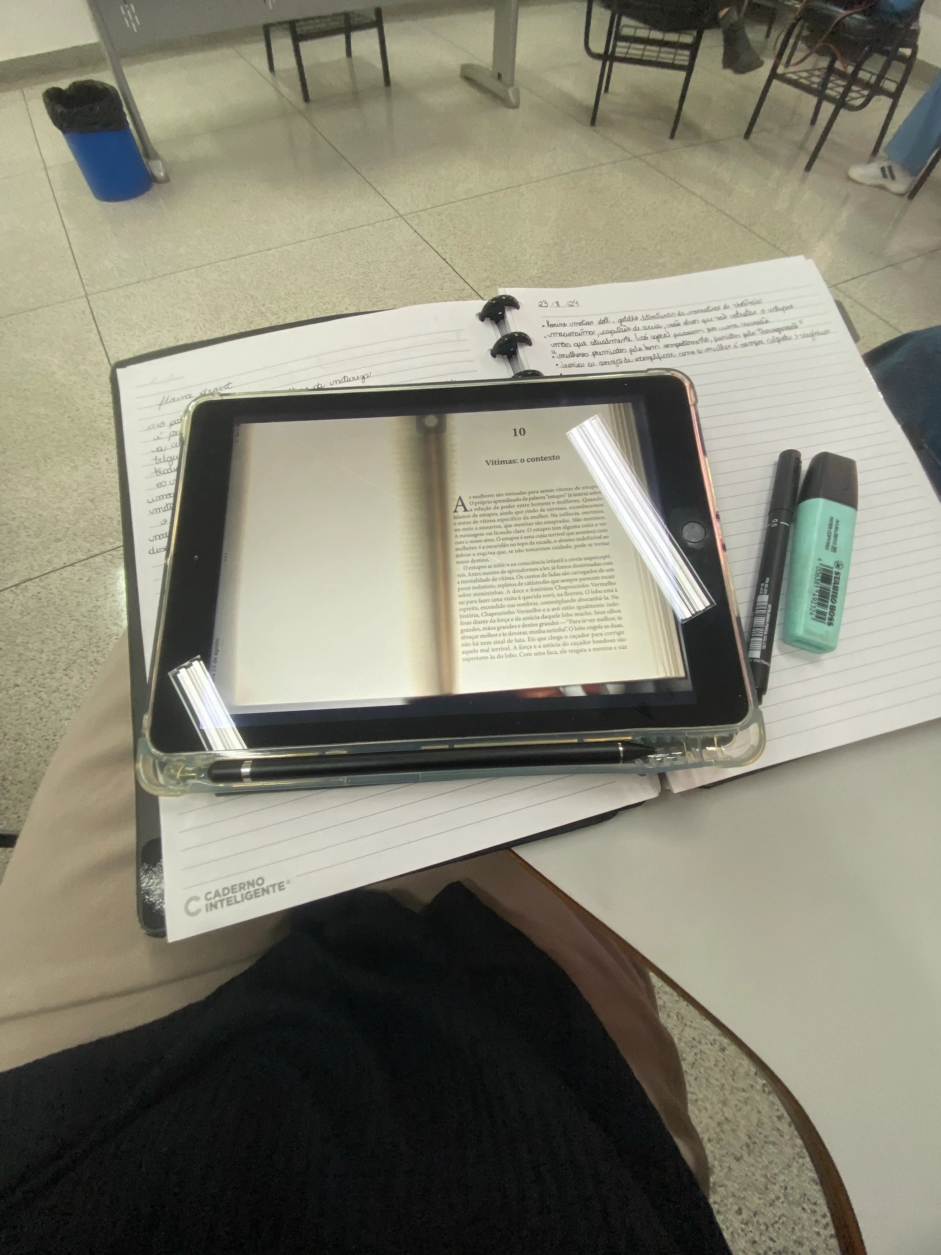 Ein Tablet auf einem Schreibtisch, daneben ein Textmarker und ein Stift auf Notizblättern.