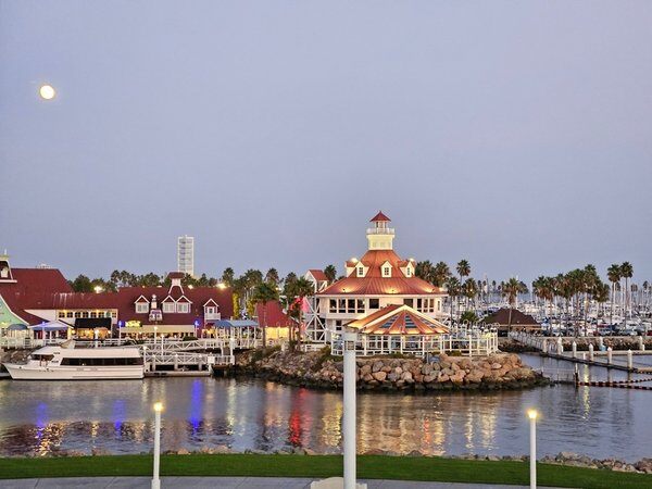 Hafenansicht mit maritimer Atmosphäre in Long Beach, Kalifornien.